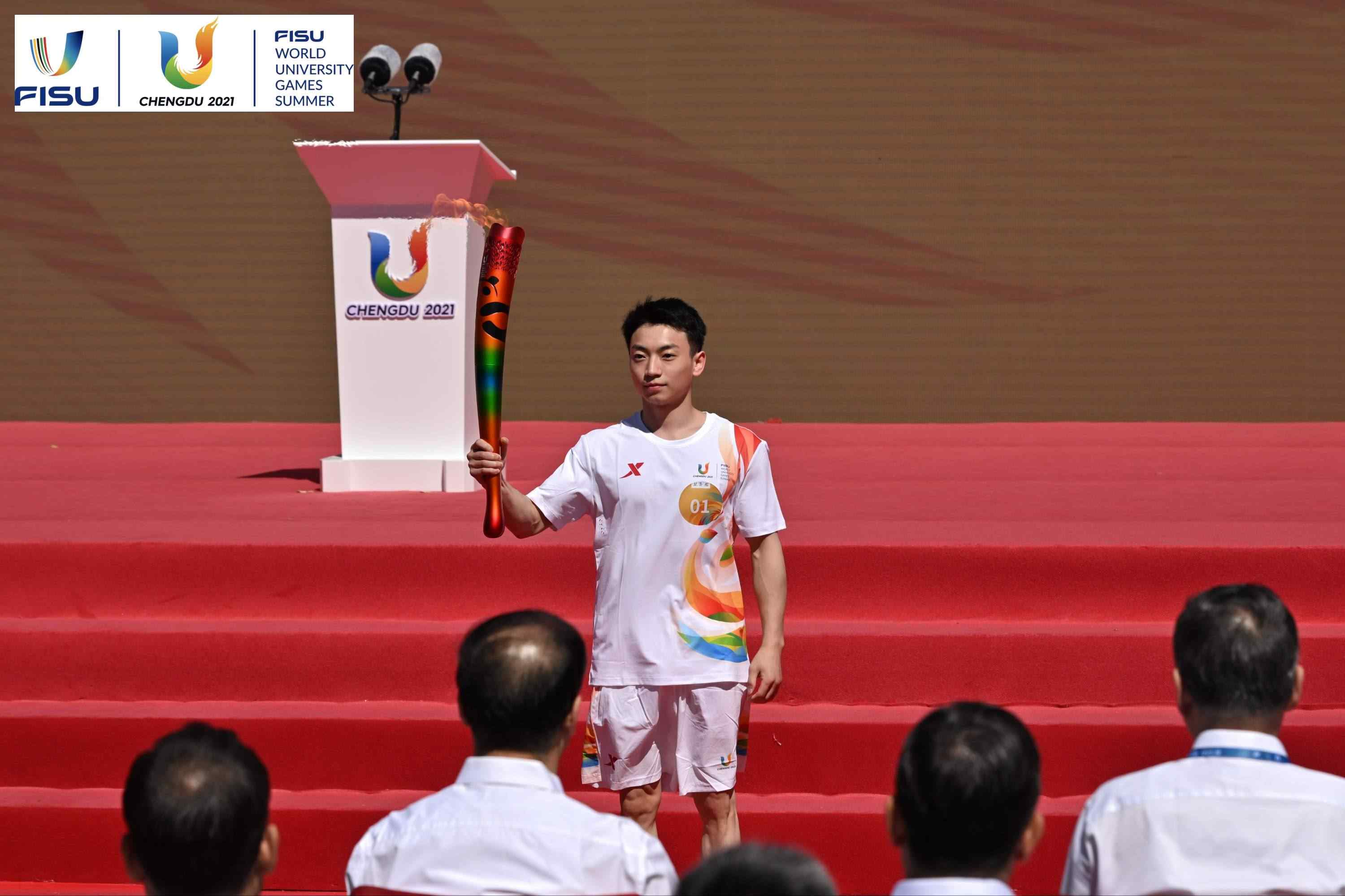 成都大運(yùn)會(huì)火炬手、奧運(yùn)冠軍鄒敬園高舉火炬。 圖片來源：成都大運(yùn)會(huì)執(zhí)委會(huì)供圖