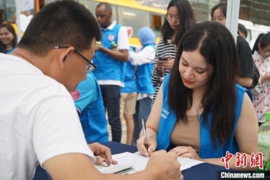 6月13日，在第20個世界獻血者日前夕，20名在贛留學生組團前往血站獻血。吳迪 攝