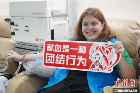 6月13日，在第20個世界獻血者日前夕，20名在贛留學生組團前往血站獻血。吳迪 攝