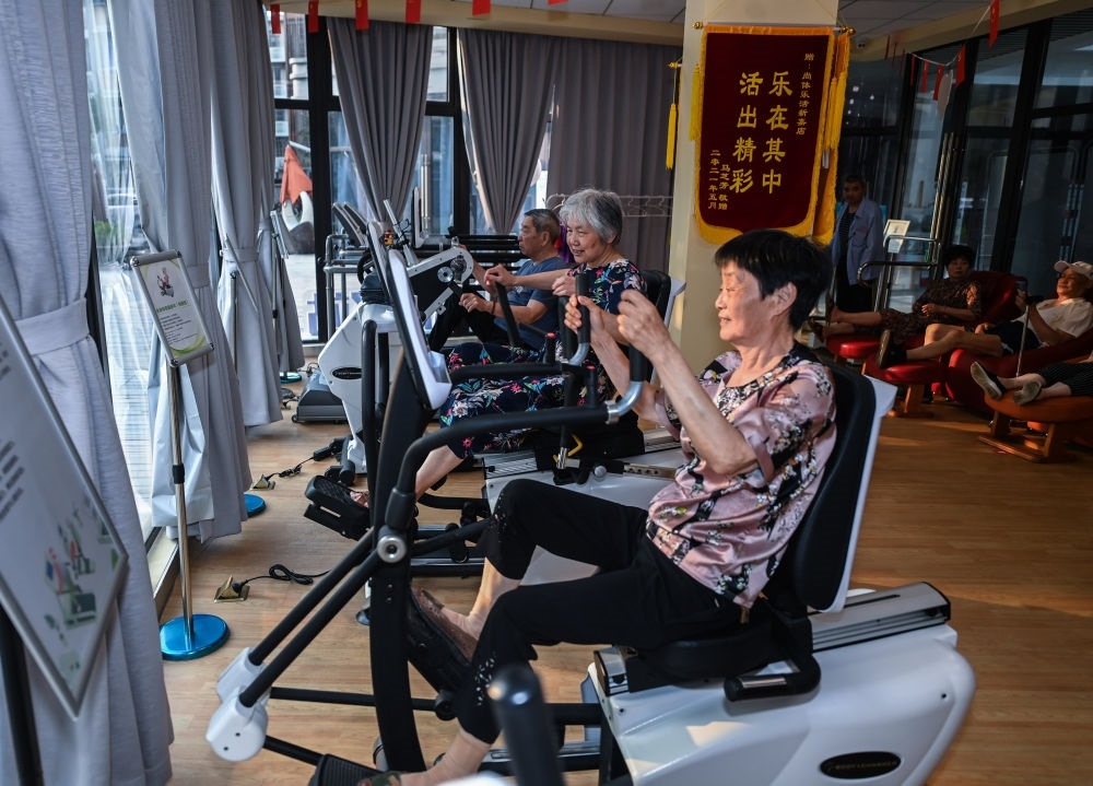 在浙江嘉興市南湖區(qū)新嘉街道電子社區(qū)鄰里中心的長者運動健康之家內，老人們在進行器械鍛煉（2023年6月14日攝）。新華社記者 徐昱 攝
