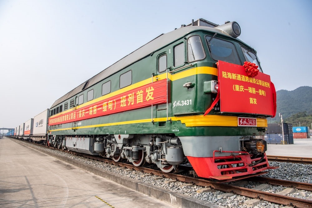 陸海新通道跨境鐵公聯(lián)運班列（重慶—瑞麗—緬甸）首發(fā)班列在重慶江津小南埡鐵路物流中心等候發(fā)車（2023年4月3日攝）。新華社記者 唐奕 攝