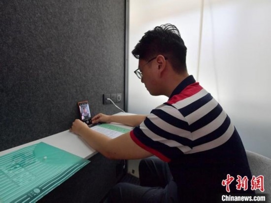 學生通過“云面試空間”進行求職面試。劉棟 攝