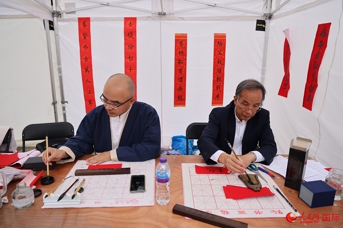 活動(dòng)現(xiàn)場(chǎng)的中國(guó)書(shū)法展示。人民網(wǎng)記者 邢雪攝