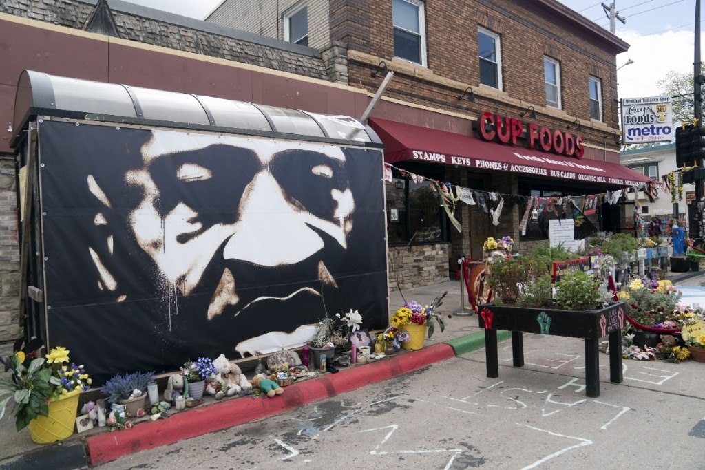 這是2022年5月22日在美國(guó)明尼蘇達(dá)州明尼阿波利斯市拍攝的弗洛伊德廣場(chǎng)。新華社記者劉杰攝