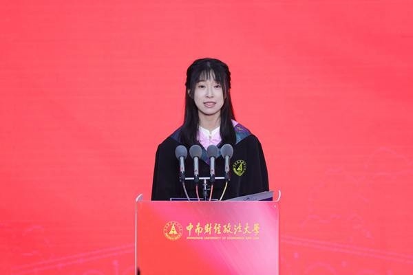 王若研在畢業(yè)典禮上發(fā)言。崔楨楨 攝