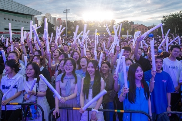 場下觀眾十分熱情。人民網(wǎng)記者 翁奇羽攝