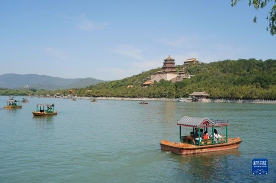 6月22日，游人在北京頤和園乘坐游船。新華社記者 任超 攝