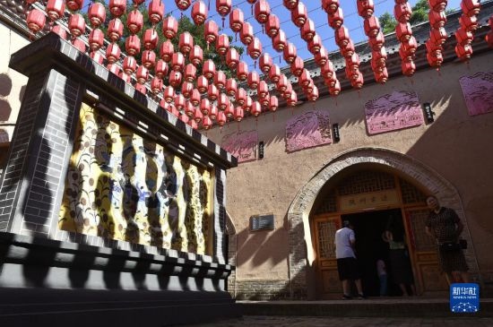 6月23日，游人在三門峽市陜州地坑院景區(qū)內(nèi)游覽。