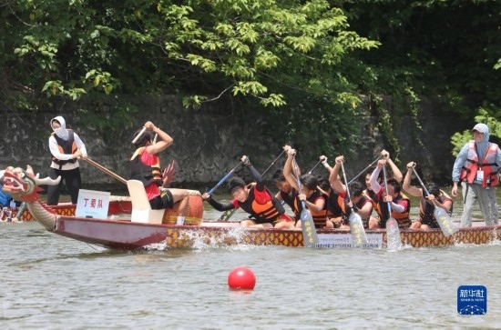 6月23日，在江蘇省宜興市舉行的龍舟競渡賽中，參賽選手們奮力拼搏。