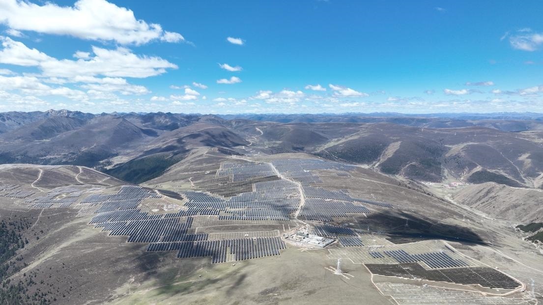 航拍雅礱江柯拉一期光伏電站。受訪者供圖