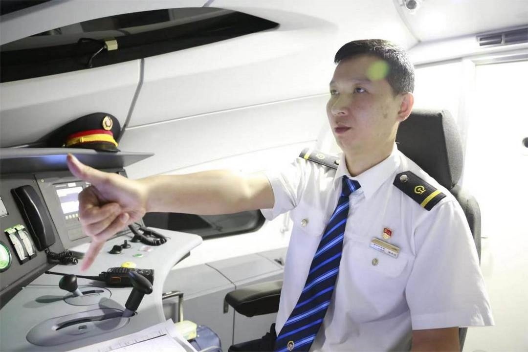 陳承儀駕駛動車組列車執(zhí)行標(biāo)準(zhǔn)作業(yè)。陳巍攝