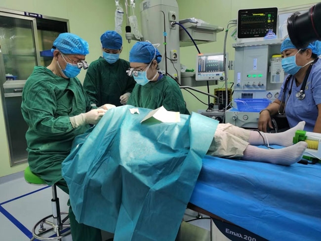 5歲的丹增貴吉正接受雙眼斜視矯正手術(shù)。人民網(wǎng)記者 李棟攝