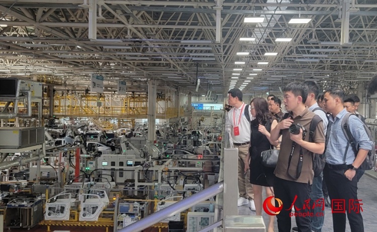 外媒記者在廣汽埃安車間參觀。人民網(wǎng) 寧玉瑛攝