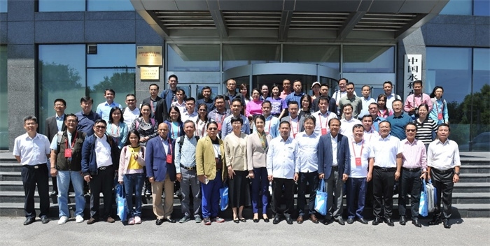 由瀾湄六國有關(guān)部門及主流媒體等組成的采訪團(tuán)與中方代表在瀾湄水資源合作中心門口合影。（瀾湄水資源合作中心供圖）