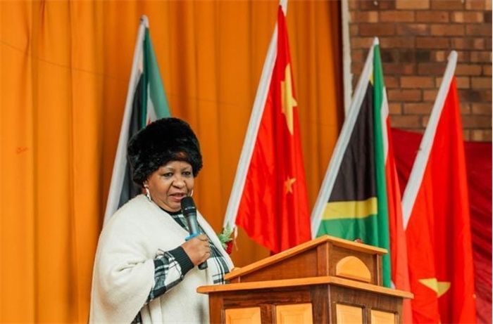 Magdeline Mokwena女士致辭。（圖片來(lái)源：廣西大錳南非PMG礦業(yè)有限公司）