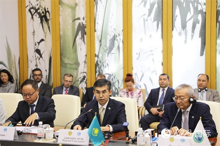 哈薩克斯坦常駐上合組織秘書處代表努爾蘭·阿科什卡羅夫介紹哈薩克斯坦接任輪值主席國后的優(yōu)先工作。人民網(wǎng) 俄布拉依攝