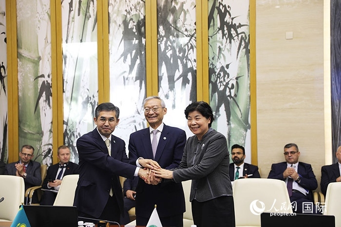 上合組織秘書處、哈駐華使館、上合組織睦鄰友好合作委員會(huì)簽署《聯(lián)合行動(dòng)計(jì)劃》。人民網(wǎng) 俄布拉依攝