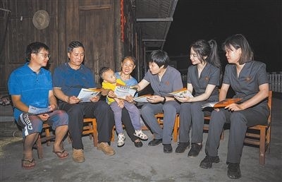 “法治屋場(chǎng)會(huì)”上，法院黨員志愿服務(wù)隊(duì)在給種植戶普及法律知識(shí)。