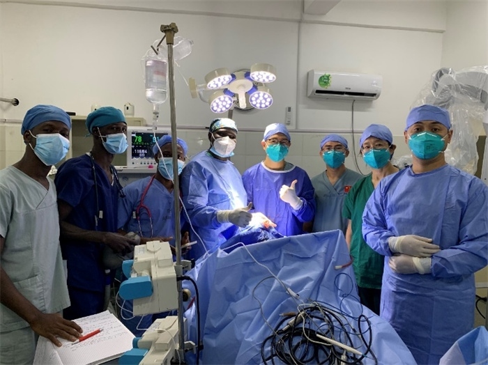 腦膿腫手術(shù)成功，全體參與手術(shù)的醫(yī)務(wù)工作者合影留念。中國第二十九批援幾內(nèi)亞醫(yī)療隊(duì)供圖