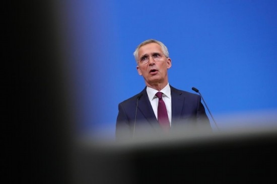 7月6日，在比利時(shí)布魯塞爾的北約總部，北約秘書長(zhǎng)斯托爾滕貝格在會(huì)議后召開新聞發(fā)布會(huì)。新華社記者鄭煥松攝