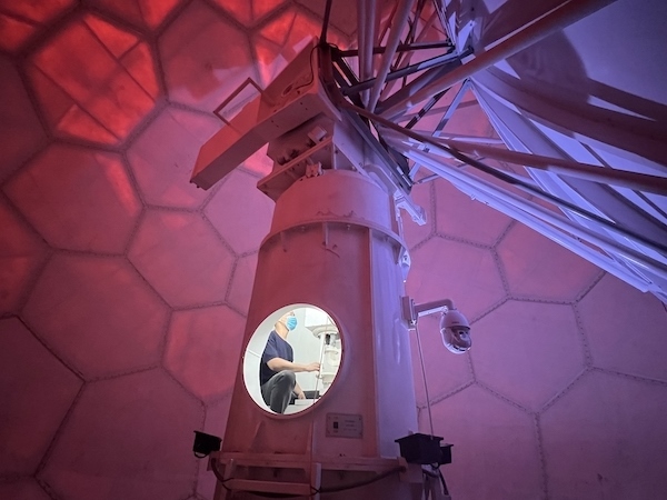 寧德國(guó)家天氣雷達(dá)站工作人員正在清洗雷達(dá)滑環(huán)。人民網(wǎng)高清揚(yáng)攝