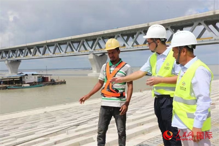 孟加拉國帕德瑪大橋河道整治工程北岸整治區(qū)域長1.5千米，南岸長11.5千米，是目前世界上規(guī)模最大的河道整治工程。人民網(wǎng)記者 孫廣勇攝