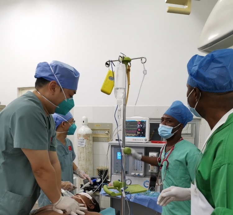 麻醉科李學斌醫(yī)生和手術室護士趙鈺進行復蘇搶救。中國第二十九批援幾內(nèi)亞醫(yī)療隊供圖