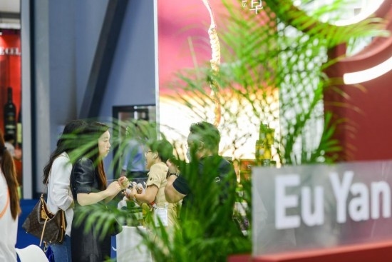 RCEP成員國企業(yè)亮相第三屆消博會。2023年4月12日，參觀者在新加坡企業(yè)余仁生的展臺了解產(chǎn)品。新華社記者王澤聰攝