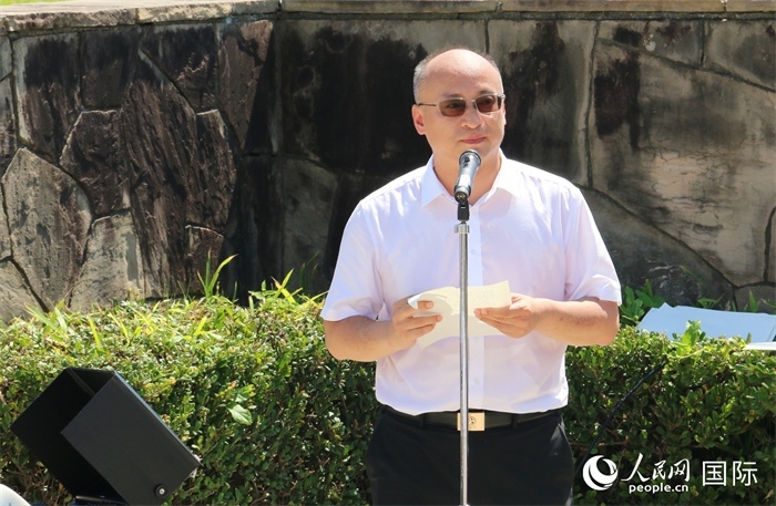 昆明市副市長(zhǎng)安恩法在紀(jì)念儀式上致辭。人民網(wǎng) 許可攝