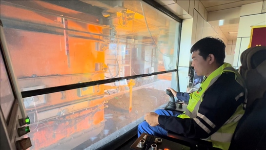 國家電投內(nèi)蒙古公司南露天煤礦裝車站司機(jī)石繼立的操縱下，一次性60噸的煤炭穩(wěn)穩(wěn)裝入車廂。人民網(wǎng) 金洪花攝