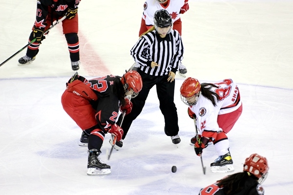 北京隊(duì)球員呂悅(左)與上海隊(duì)球員黃滟爭(zhēng)球。人民網(wǎng)記者 胡雪蓉?cái)z