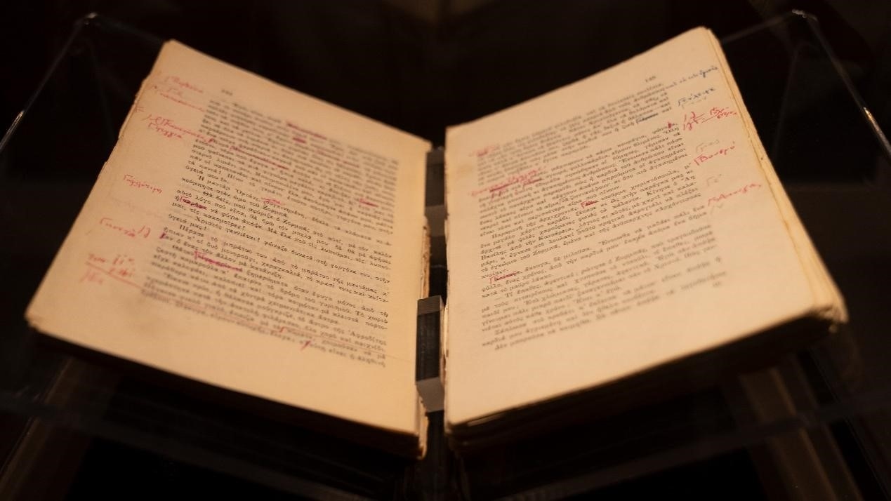 《希臘人左巴》初印后，卡贊扎基斯的修改批注。人民網(wǎng)記者 葛泰佚攝