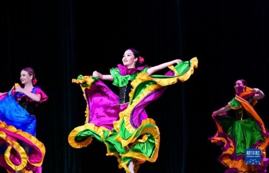 7月21日，哈薩克斯坦薩爾塔納國家舞蹈團的演員在演出。