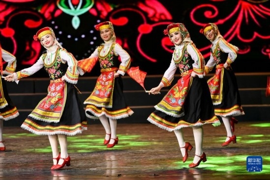 7月21日，哈薩克斯坦薩爾塔納國家舞蹈團的演員在演出。