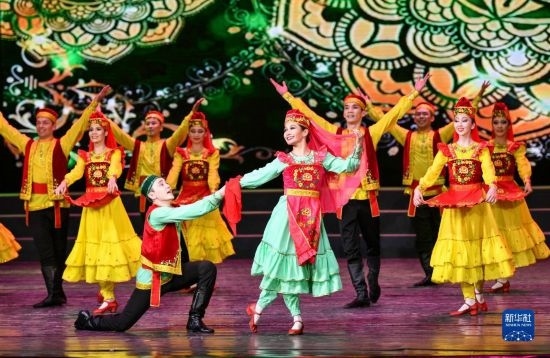 7月21日，哈薩克斯坦薩爾塔納國家舞蹈團的演員在演出。