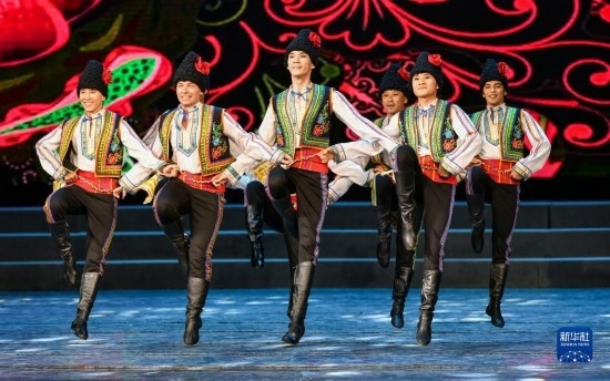 7月21日，哈薩克斯坦薩爾塔納國家舞蹈團的演員在演出。