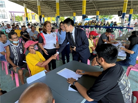 中方與菲方一道將中國援菲化肥分發(fā)至菲農(nóng)戶手中。中國駐菲律賓大使館供圖