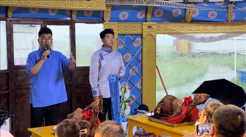 圖為草原蒙古包全羊宴。人民網(wǎng)記者 金洪花攝