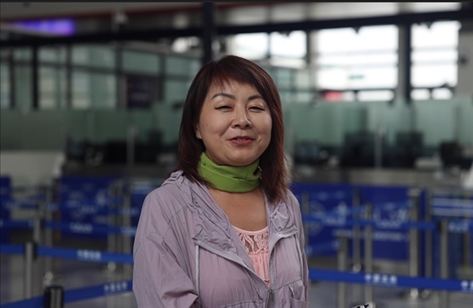 7月22日，曾經(jīng)在老撾瑯勃拉邦工作過3年的加拿大華僑孫月玲乘坐中老鐵路國際旅客列車從中國出境。衛(wèi)海林 攝