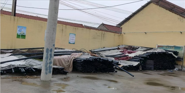 至今仍堆放在村委會院里的自來水管道。 人民網記者 金慧慧攝