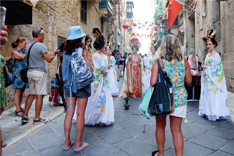 圖為花燈點(diǎn)亮儀式現(xiàn)場(chǎng)。 馬耳他中國(guó)文化中心供圖