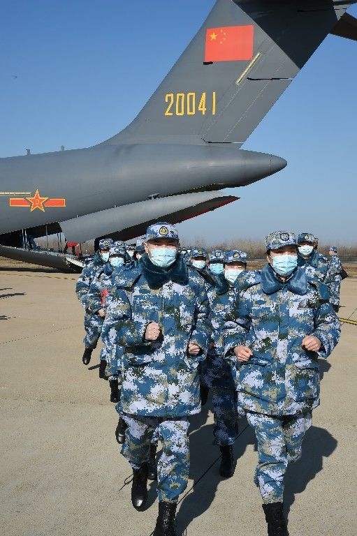 ↑2020年2月17日，一批軍隊支援湖北醫(yī)療隊員抵達武漢天河機場。新華社記者 黎云 攝