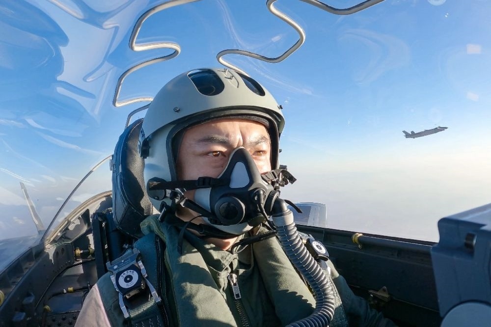 ↑全國人大代表、“強軍先鋒飛行大隊”大隊長高中強進行編隊飛行訓(xùn)練（2023年2月9日攝）。新華社發(fā)（姜皓元 攝）