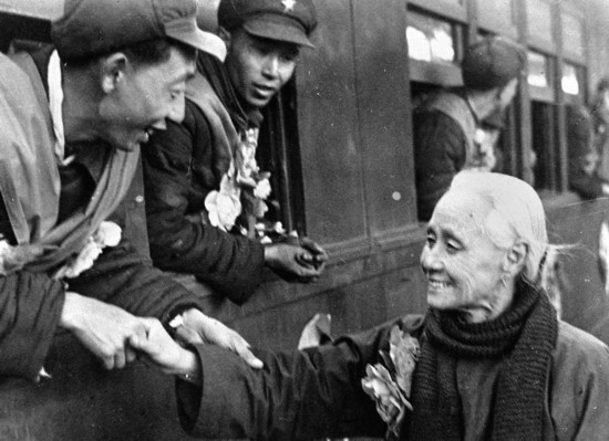 全國的鐵路工人們，一批批地志愿前往朝鮮前線工作，這是隴海路的鐵路工人魏志杰在臨行時(shí)和他母親告別的情形。新華社發(fā)（資料照片）