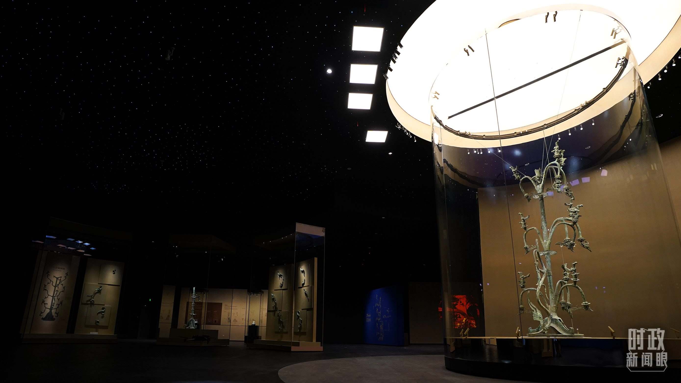 △三星堆出土的青銅神樹(shù)。（總臺(tái)國(guó)廣記者李晉拍攝）