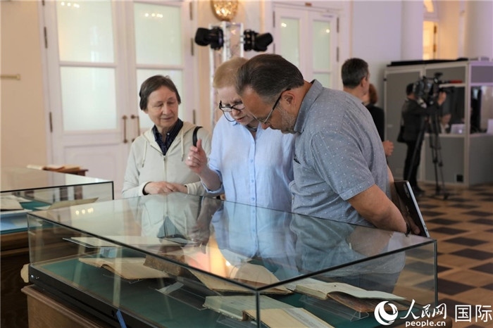 中俄圖書館論壇嘉賓共同參觀由俄羅斯國(guó)立列寧圖書館舉辦的館藏中國(guó)古籍善本圖書展。人民網(wǎng)記者 隋鑫攝