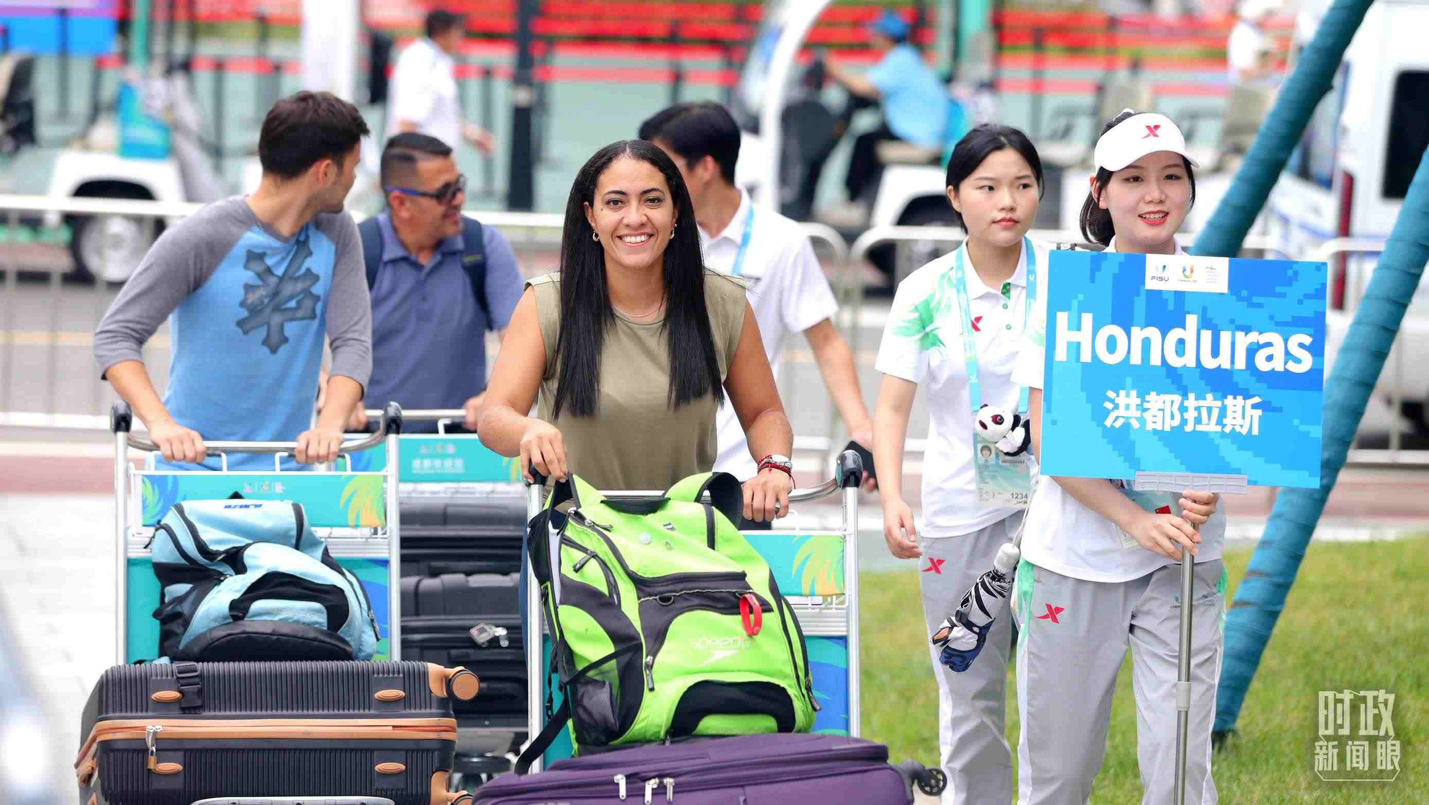 各國代表團成員相繼抵達成都大運村。（總臺央視記者魏幫軍拍攝）