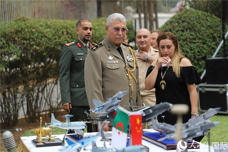 圖為與會嘉賓參觀招待會設(shè)置的武器裝備模型展臺。人民網(wǎng)記者 王傳寶攝