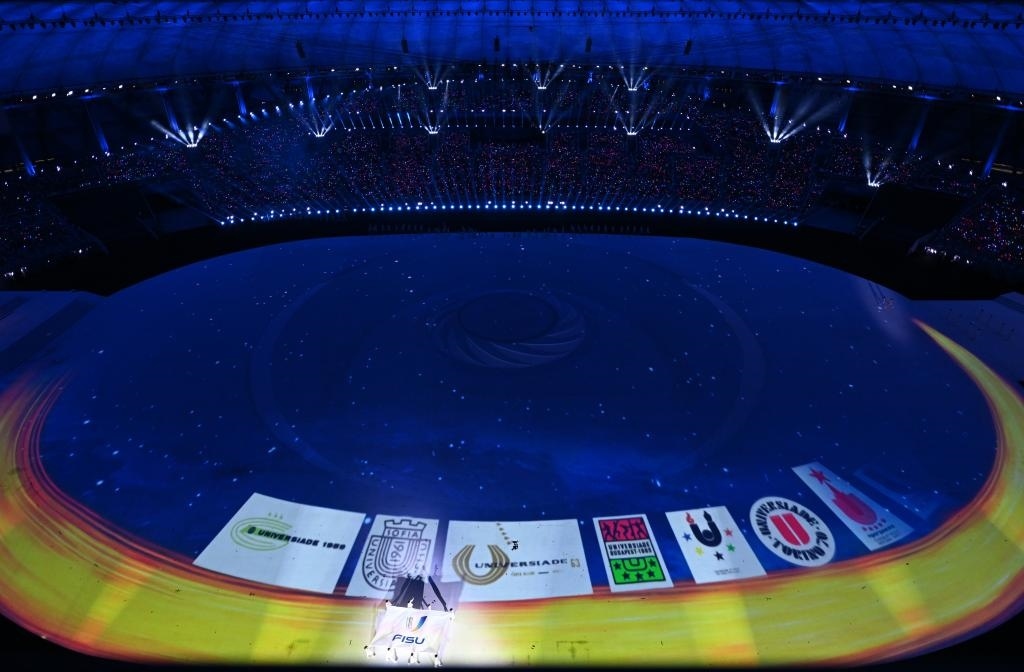 7月28日，國際大學生體育聯(lián)合會會旗在開幕式上入場。新華社記者劉磊攝