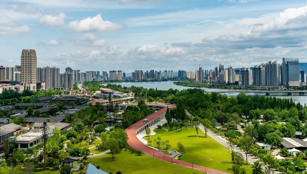 4月30日拍攝的天漢濕地公園景色。新華社發(fā)（李偉 攝）